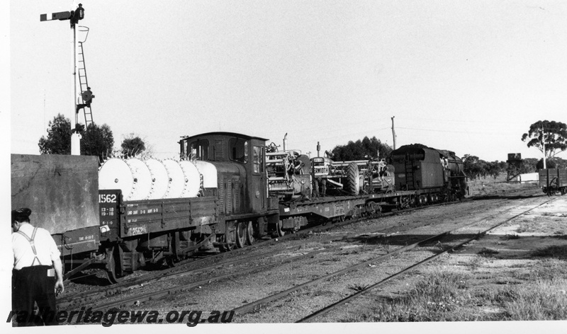 P17273
V class 1218 steam locomotive, Z class 1151 diesel mechanical shunting locomotive, HC class 21562 low sided wagon, semaphore signals, water tower, tracks, Brookton, GSR line.
