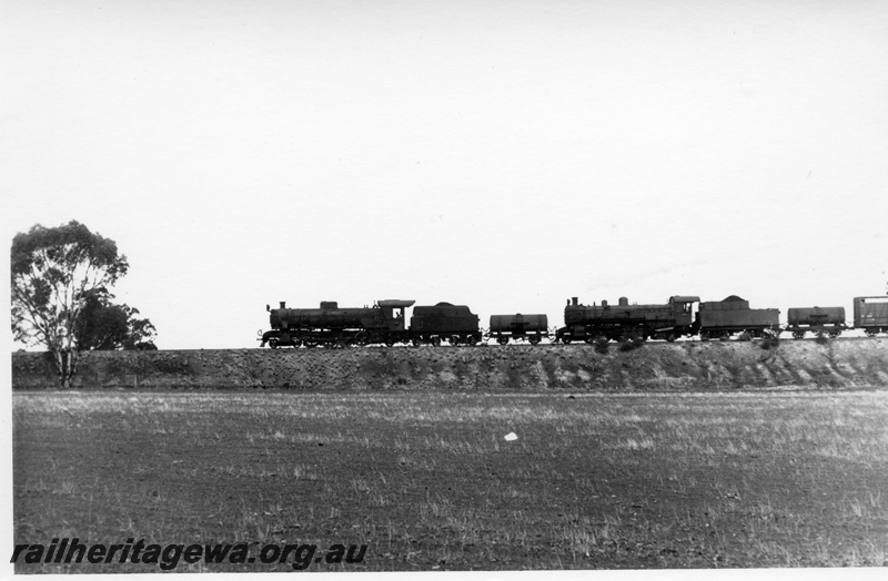 P17410
W class 935, PMR class 725, double heading No 103 Collie to Narrogin goods train, BN line, side silhouette view
