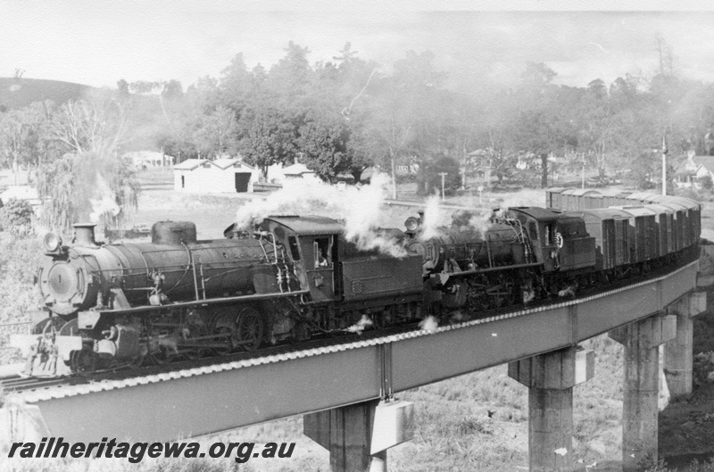 P17438
W class 902, W class 936, double heading No 346 goods train, crossing concrete and steel bridge, goods shed, signal, Balingup, PP line
