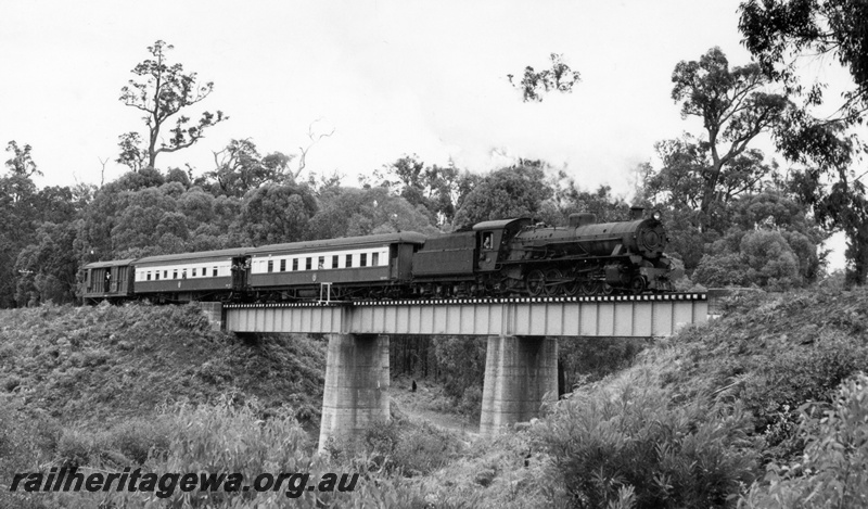 P17561
4 of 6 W class 916 steam locomotive heads Holiday weekender, crossing Hamilton River Bridge en route Collie-Brunswick Junction side and front view.
