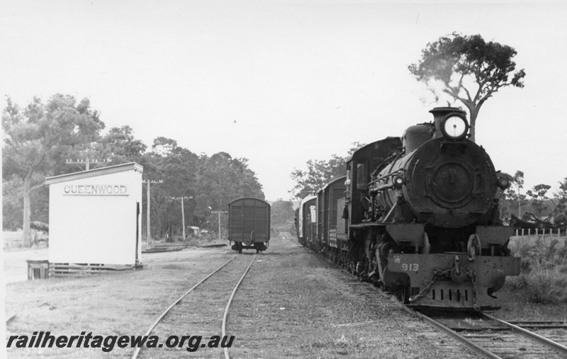 P17622
W class 913 steam locomotive on a Boyup Brook to Bunbury goods train, No 226, at Queenwood. DK line. Note station nameboard and out of shed. 
