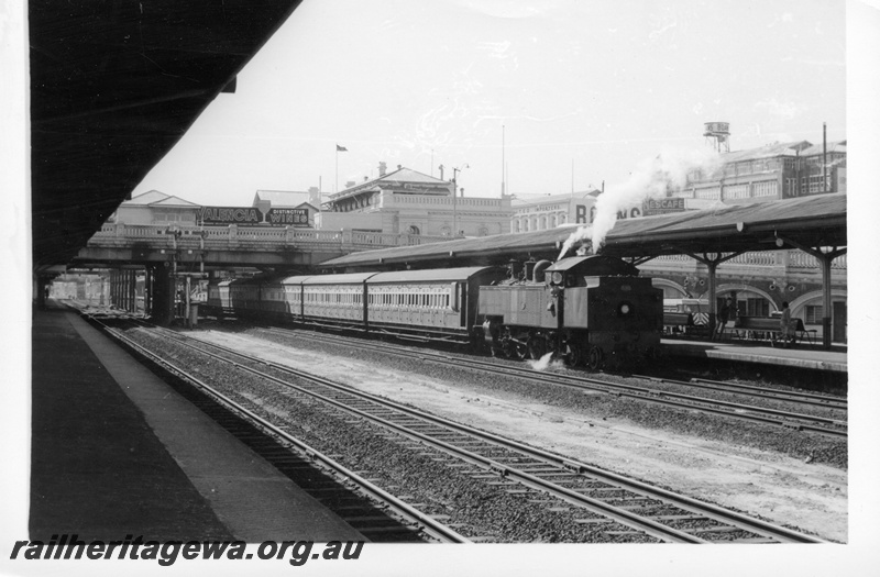 P17688
DD class loco, bunker first, on suburban passenger train to Midland, platforms, bracket signal, overhead bridge, Perth station, ER line
