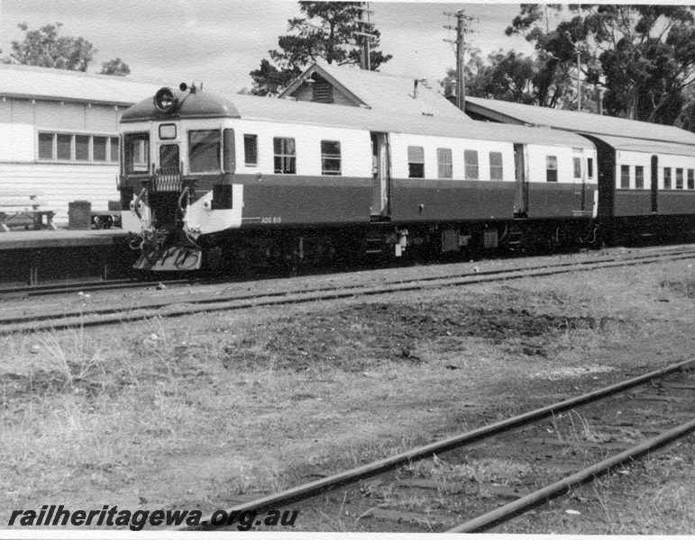 P17803
ADG class railcar 815, on Armadale to Perth suburban service, Armadale station, SWR line, front and side view
