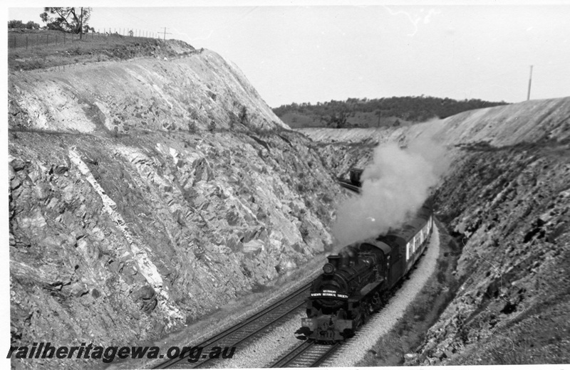 P17817
PR class 529 steam locomotive at the head of a Goomalling bound Tour train proceeding through Horseshoe Hill cutting in the Avon Valley. ER line.
