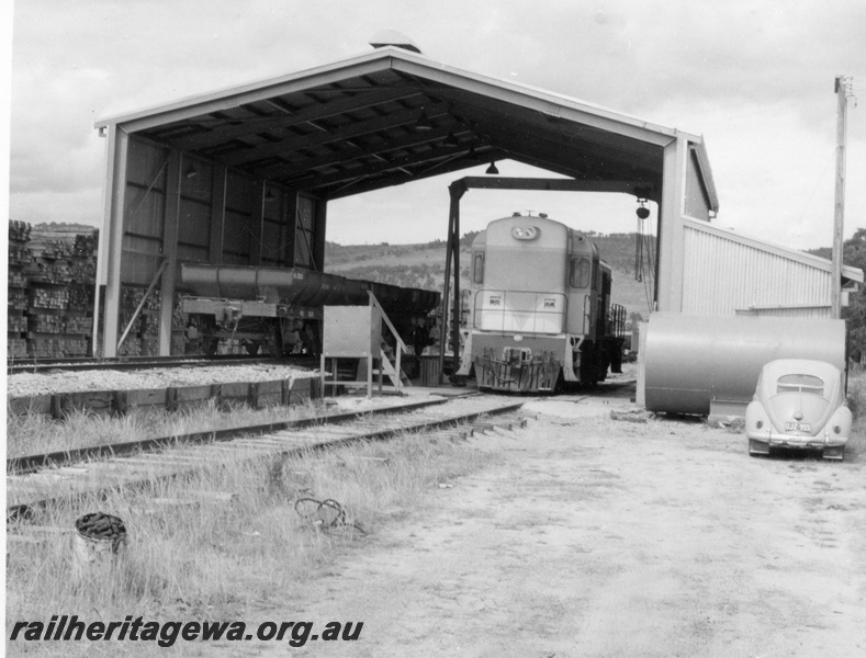 P17867
H class 5 standard gauge diesel locomotive and an unidentified number of 4 wheeled empty ballast hoppers at the Millendon standard gauge depot.
