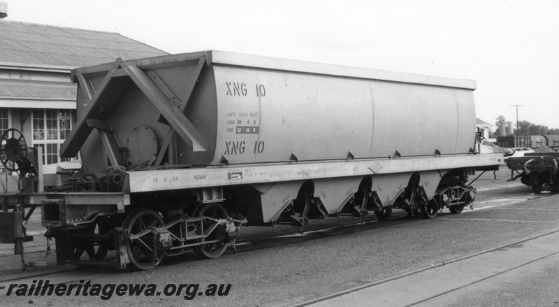 P17907
XNG class 10, Midland Workshops, Lake Lefroy salt wagon, end and side view
