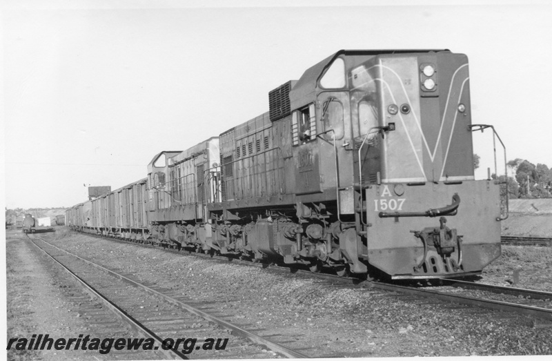 P17938
A class 1507 and A class 1505, double heading a goods train, water tower, Kalgoorlie, EGR line

