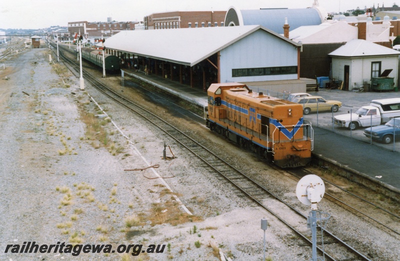 P18030
A class 1503, running around Fremantle to Armadale passenger train, signal box, signals, station building, wool store building, Fremantle station, ER line
