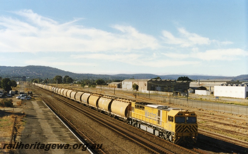 P18046
Q class 305 (reclassified Q class 4005) , heading loaded standard gauge wheat train, disused platform, Midland Workshops, Midland
