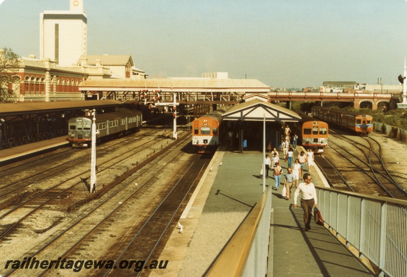 P18079
Four different DMU sets including amongst others ADB cars, platforms, canopies, station building, Telstra building, pedestrian overpass, passengers coming up ramp, Perth city station, c1983
