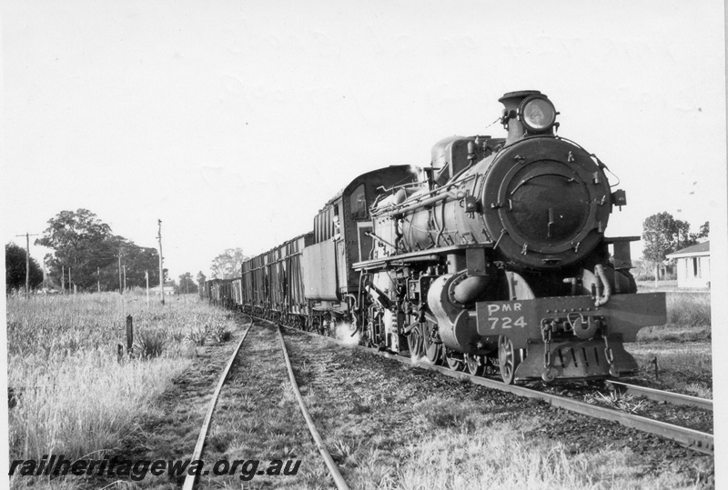 P18106
PMR class 724 steam locomotive with 26 goods train arriving Yarloop to cross 21 Goods. SWR line. Front and side view of locomotive. XA class coal wagons behind locomotive.
