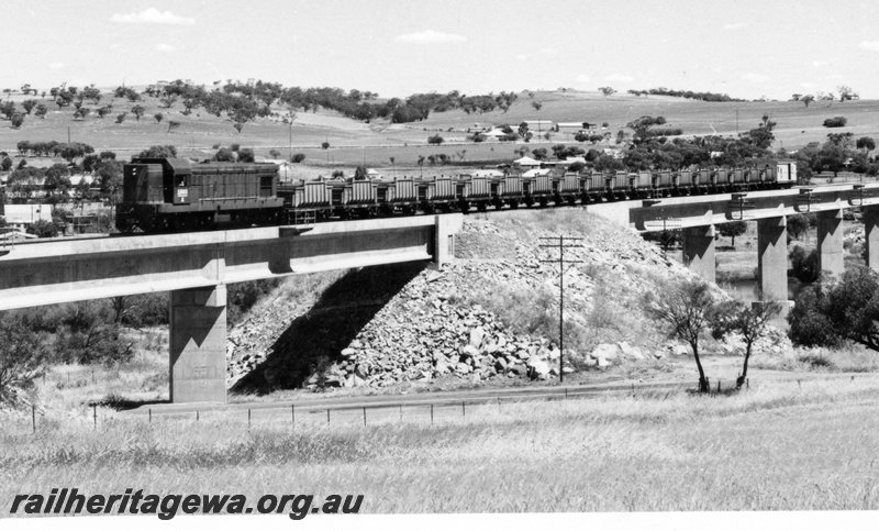 P18124
A class 1503 diesel locomotive crossing the Avon River bridge at Northam with an empty iron ore train from Wundowie. ER line.
