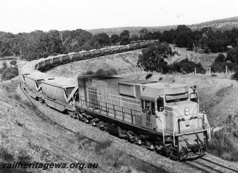 P18226
NA class 1871 diesel locomotive on bauxite train of 35 XC class wagons, KJ line.
