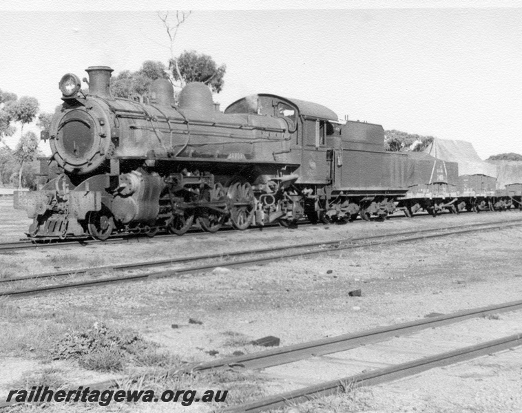 P18286
PR class 552 on goods train, front and side view, c1969
