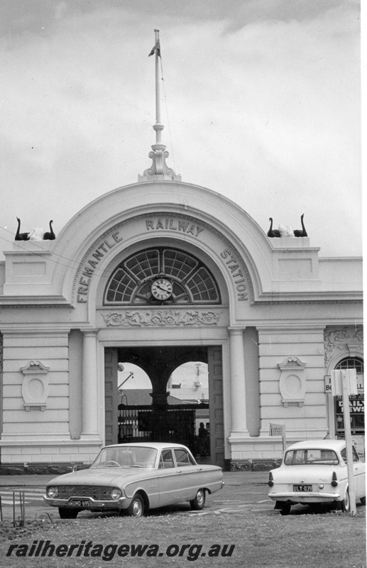 P18322
Main entrance, Fremantle Railway Station, carpark in foreground, ER line
