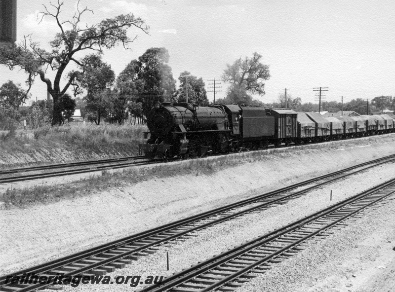 P18335
V class 1202, on No 11 goods train, dual gauge track in foreground, climbing out of Bellevue, ER line
