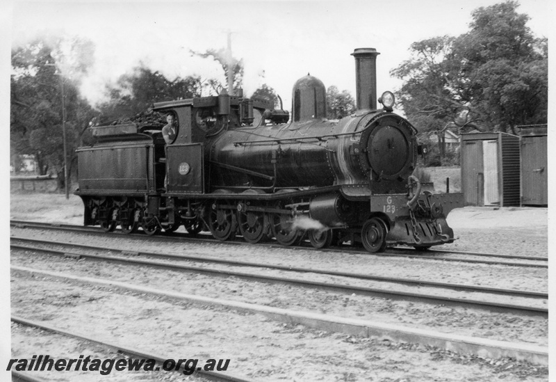 P18353
G class 123, working south to Bunbury, Armadale, SWR line, side and front view
