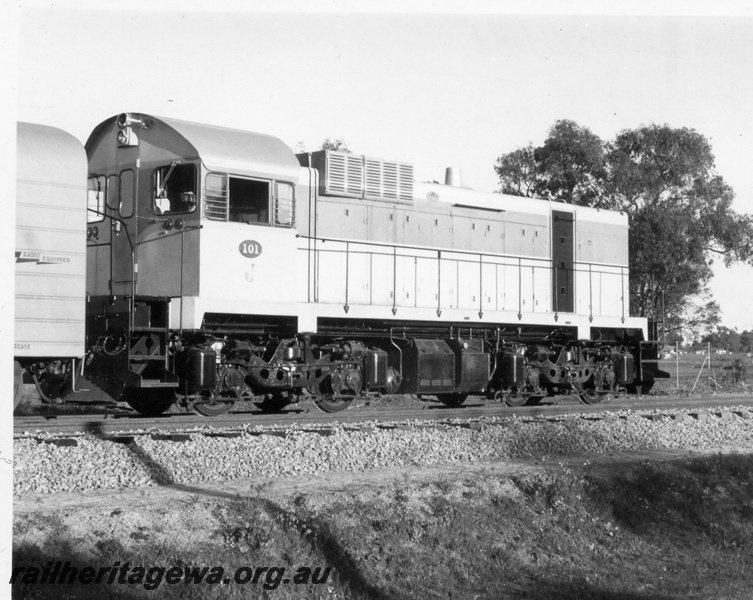 P18433
J class 101, on freight train, side and end view
