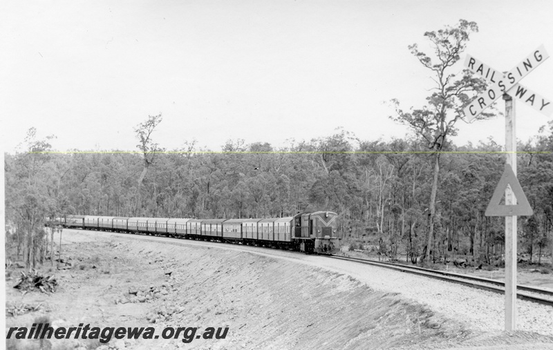 P18486
R class 1905, on excursion train to Jarrahdale, level crossing, side and front view
