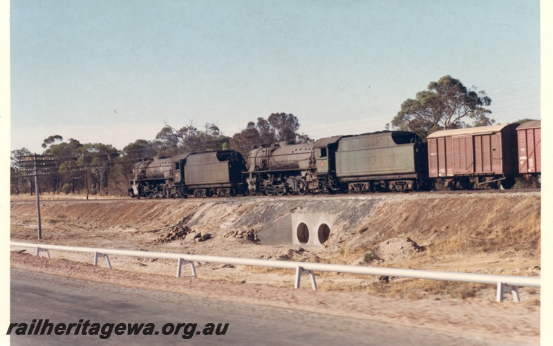 P18529
V class 1221, V class 1210, on goods train, crossing pipe culvert, rear and side view
