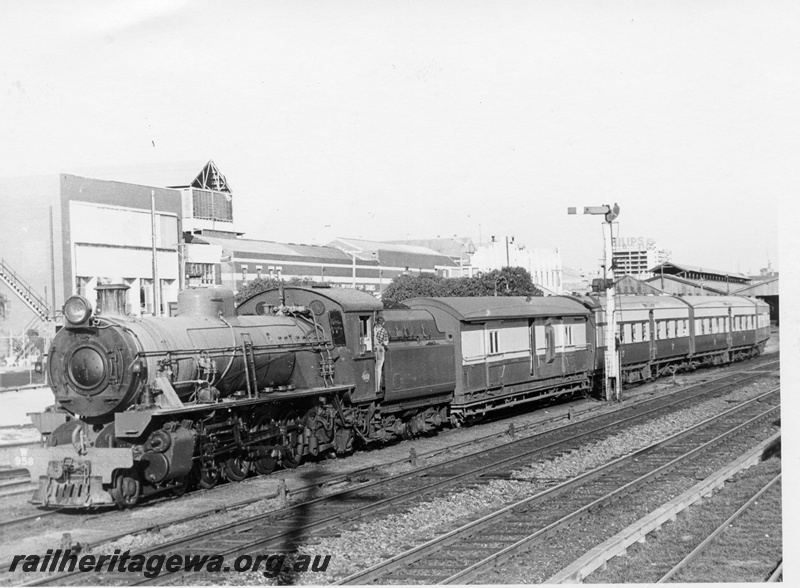P18579
W class 958, on Wapet Special, semaphore signal, sheds in background, front and side view
