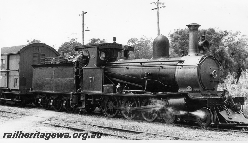 P18581
G class 71, Yarloop, SWR line, side and front view
