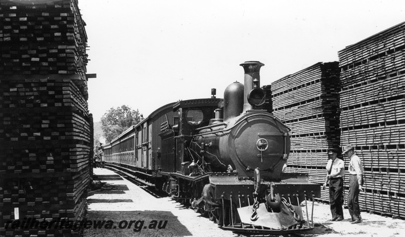 P18587
Millars class 71, on passenger carriages, timber stacks, Yarloop, side and front view
