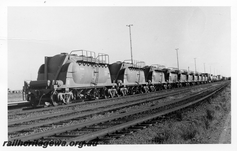 P18612
Rake of WN class nickel wagons, end and side view
