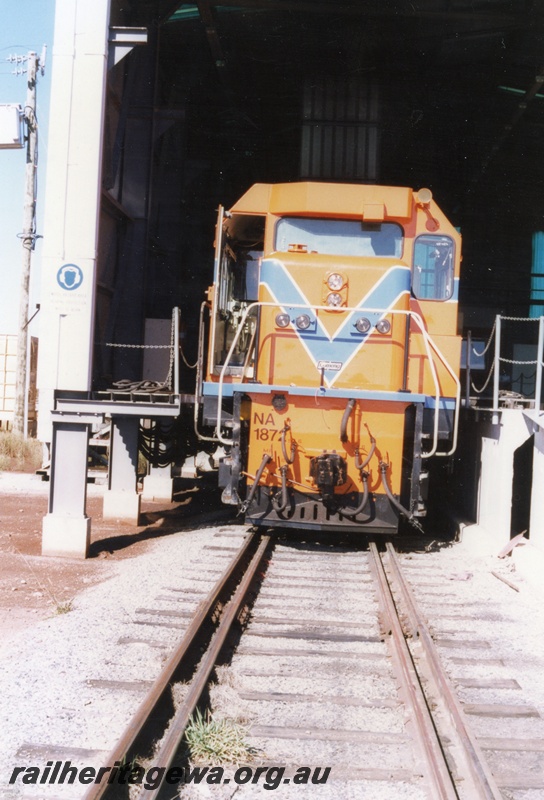 P18627
NA class 1872 diesel locomotive, in Westrail orange paint, at the Forrestfield Loco depot. Dual gauge trackage in the foreground.
