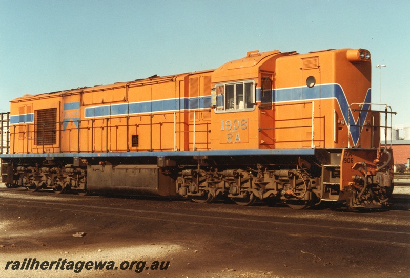 P18676
RA class 1906 in the orange with blue stripe Westrail livery, Forrestfield, side and end view
