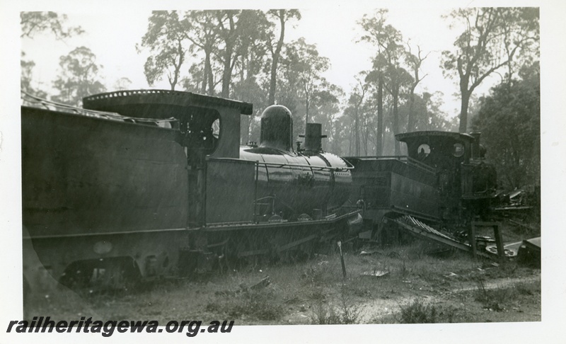P18684
Steam loco No 109, and another loco ready for scrapping, Manjimup, side view
