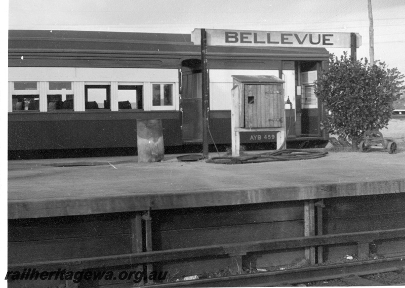 P18691
AYB class 459, at platform, fire hose box, station nameboard, Bellevue, ER line, side view of part of carriage
