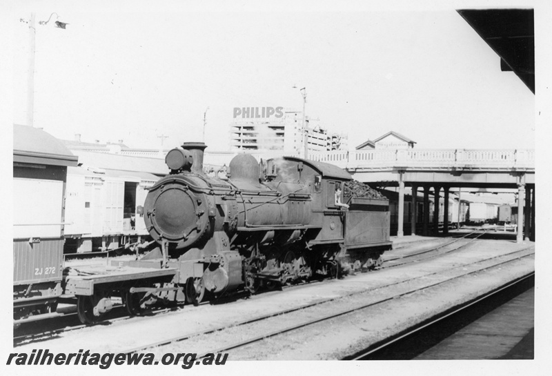 P18699
F class 418, shunting, end of ZJ class 272, overhead bridge, building with 