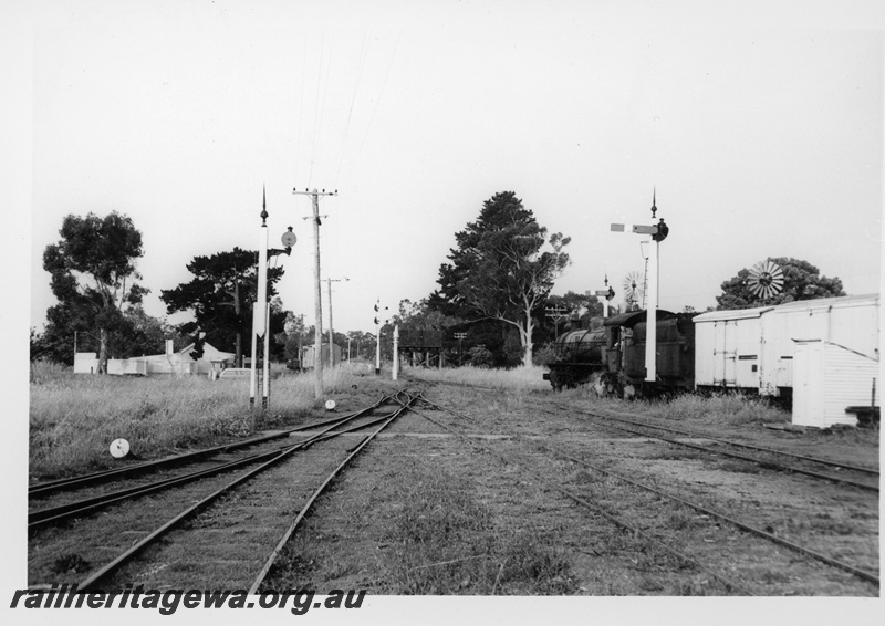 P18709
W class 934 on goods train, signal, bracket signal, pointwork, cheese knobs, trackside buildings, east end of Boyanup
