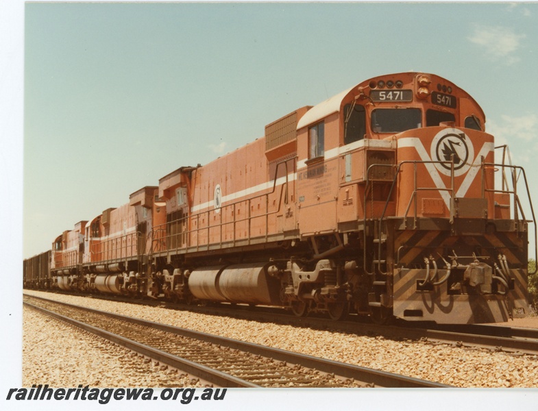 P18798
Mount Newman (MNM) M636 class 5471, 5475, 5485 haul loaded iron ore train through Kalgan.
