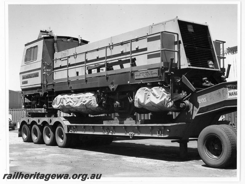 P18816
Hamersley Iron (HI) Speno Rail Grinder on low loader at North Quay Fremantle to be loaded onto Vessel MV 