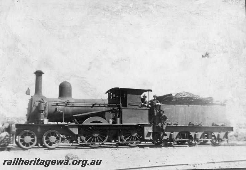 P19010
Commonwealth Railways (CR) D class steam loco, former NSWGR Q class, with crew, TAR line, side view
