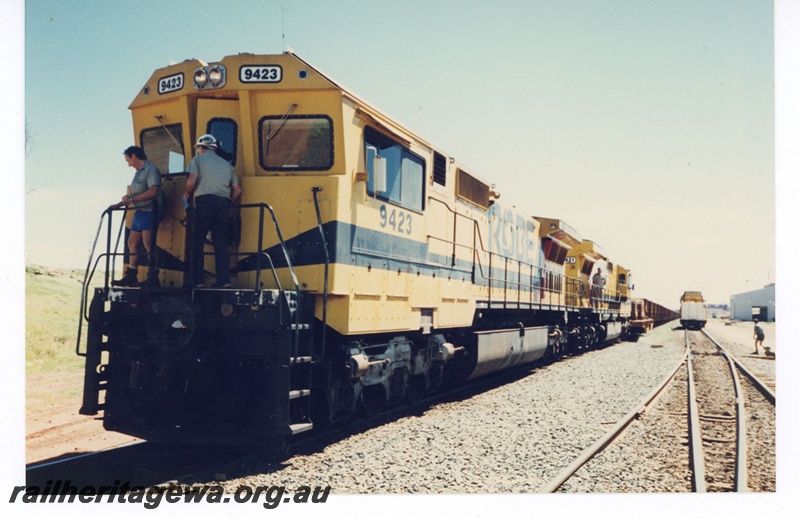 P19055
Robe River Iron Associates (RRIA) CM40-8M class 9423 and 9421 on an empty iron ore train at Cape Lambert. 

