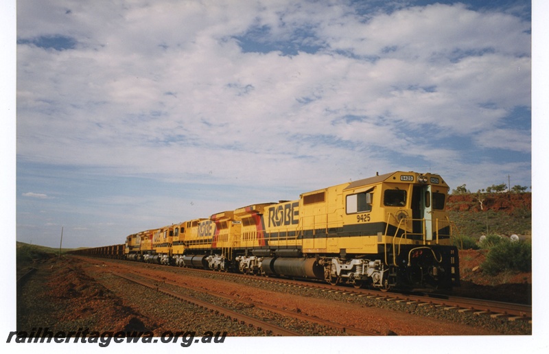 P19059
Robe River iron Associates (RRIA) Cm40-8M class 9425, 9414, 9420 lead an empty iron ore train near Cape Lambert.
