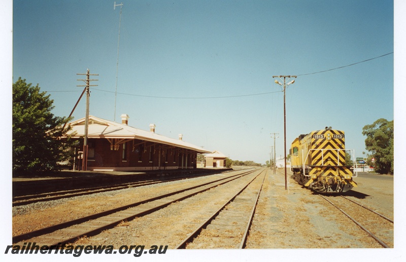 P19109
Australian Western Railway A class 1513 at Wagin. Photo shows Railway Station. GSR line. 
