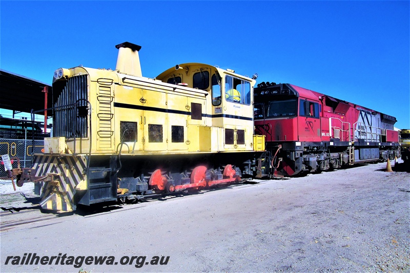 P19318
Narrow gauge UGL TA class coupling up to standard gauge MRL class 002 in readiness to move it to UGL's plant, Bassendean

