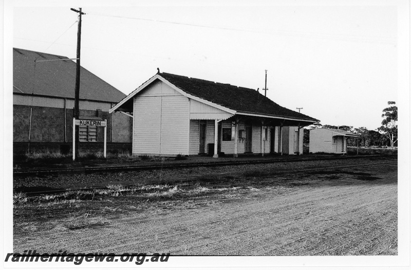 P19321
Station building, ladies waiting room (portable shelter shed), Kukerin, WLG line, end and trackside view
