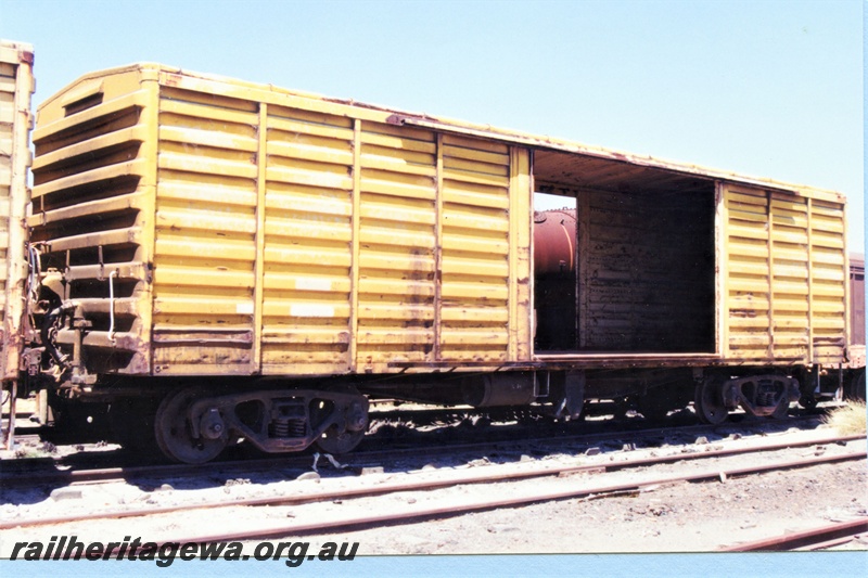 P19423
VH class all steel bogie van, yellow livery, Midland, end and side view

