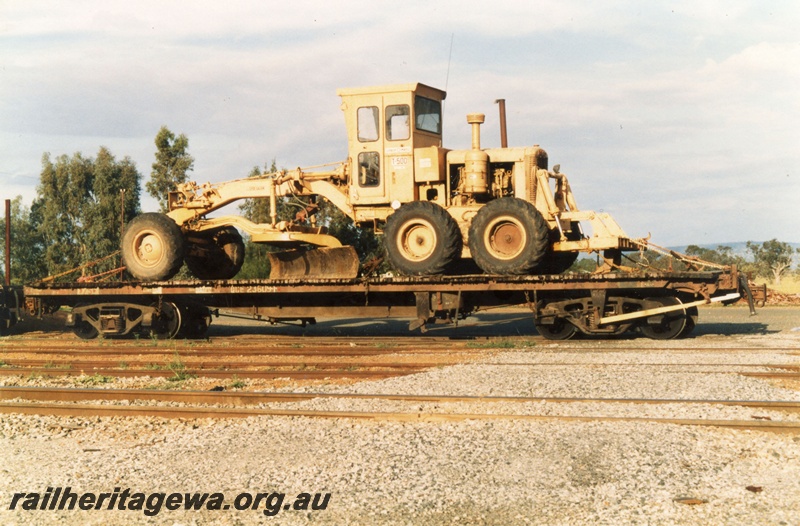 P19477
QCE class 23609, brown livery, road grader on board, Pinjarra, SWR line, and side view
