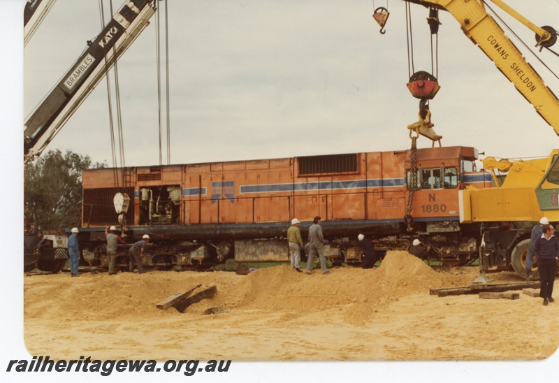 P19625
N class 1880 side view of locomotive being lifted by cranes at Wagerup. SWR line.
