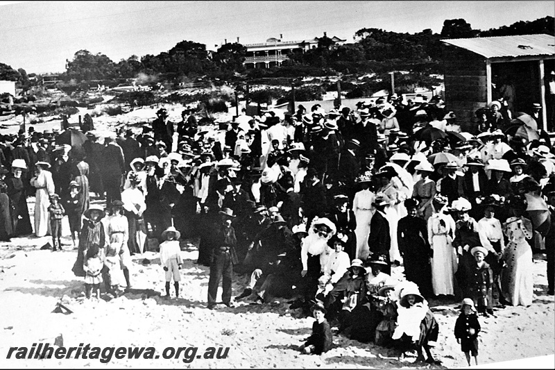 P19696
Large crowd gathered to witness the opening of the Jetty at Busselton
