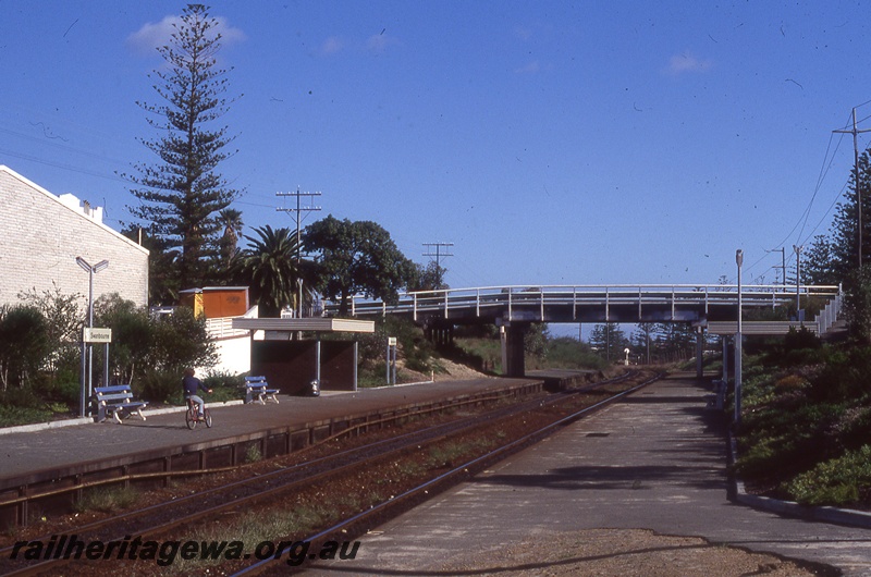 P19708
Platforms, shelter, overpass, station nameboards, Swanbourne, ER line
