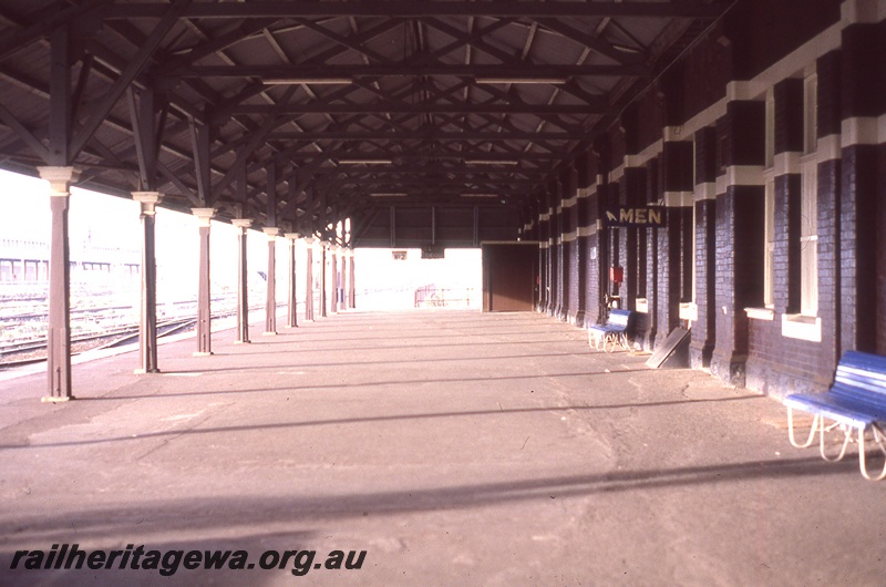 P19715
Platform, canopy, station building, toilet sign, seats, Fremantle station, ER line, platform view
