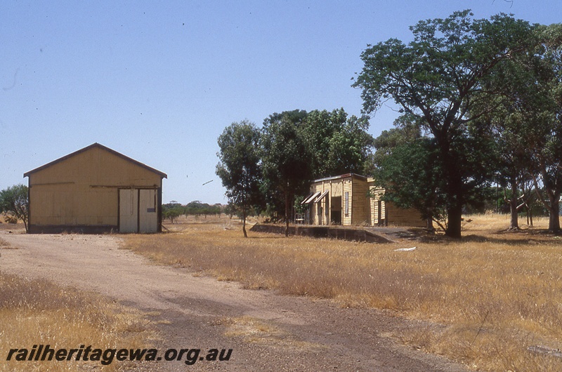 P19733
Abandoned station building, platform, goods shed, Grass Valley, EGR line
