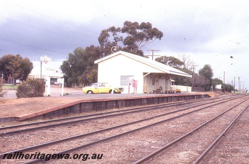 P19734
Station building, platform, station nameboard, tracks, Goomalling, EM line

